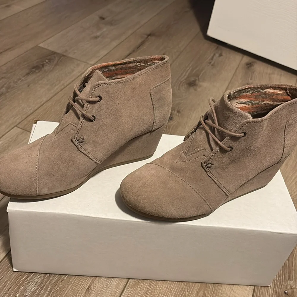 TOMS Women’s Taupe Suede Desert Wedge Size 9.5